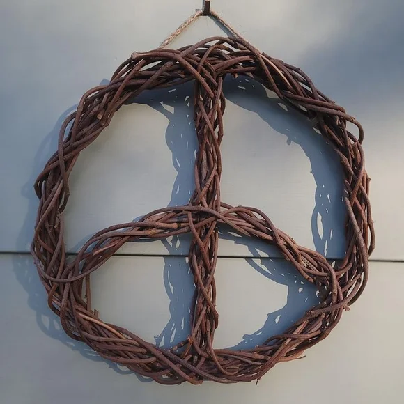 Natural Woven Peace Sign Decor - Grapevine Wreath - Picture 5 of 6